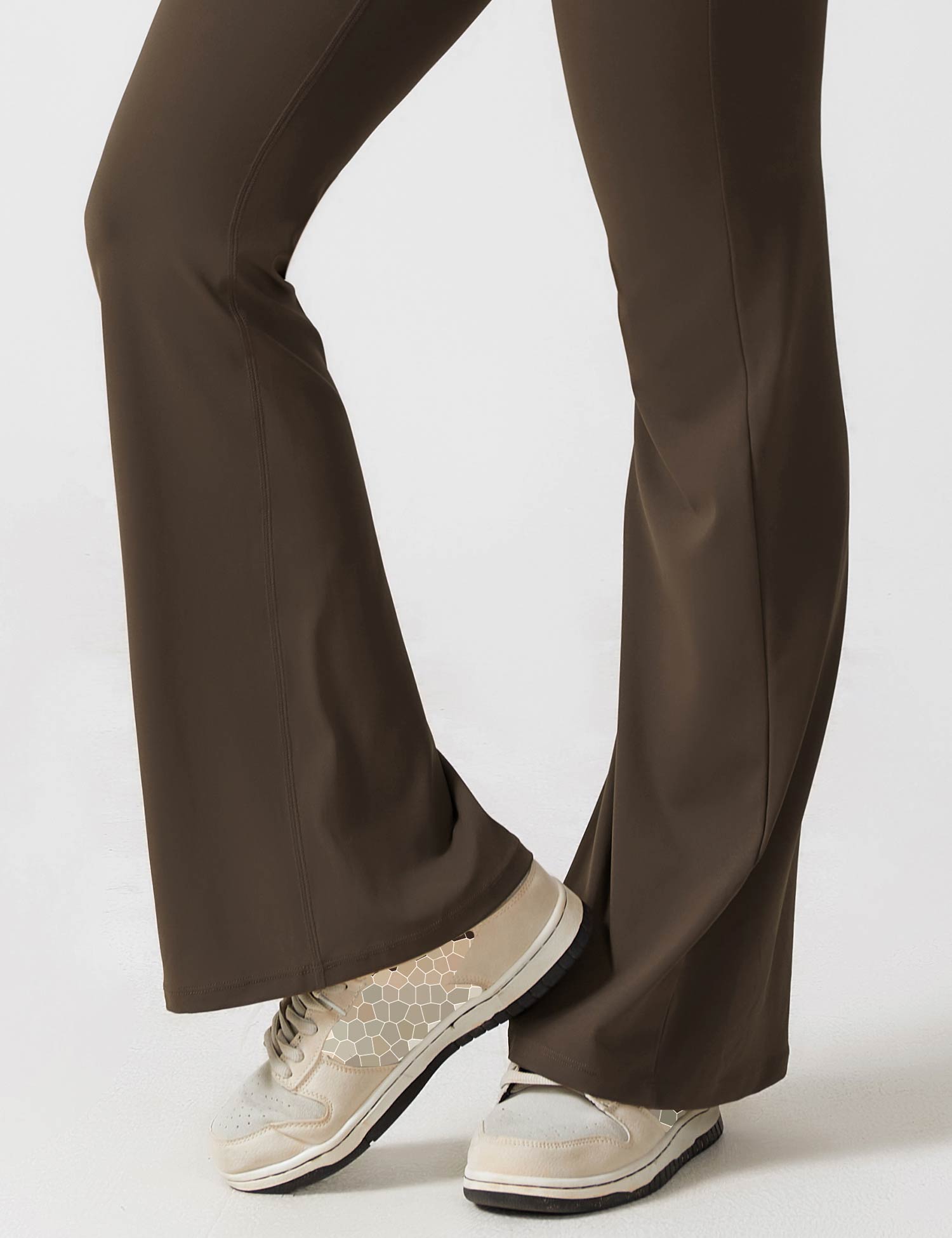 Brune bukser med vidde og beige sneakers med mønster. Mode, komfortabelt tøj, moderne stil, casual outfit, kvindetøj.