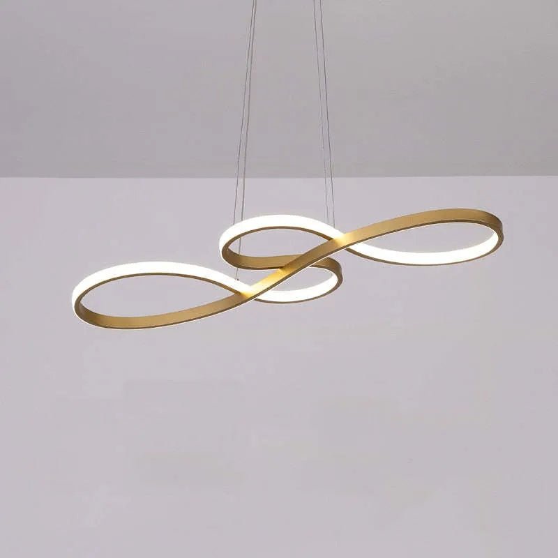 Moderne LED-loftlampe i guld med elegant, bølget design. Energibesparende belysning til stue eller kontor. Stilfuld og minimalistisk indretning.