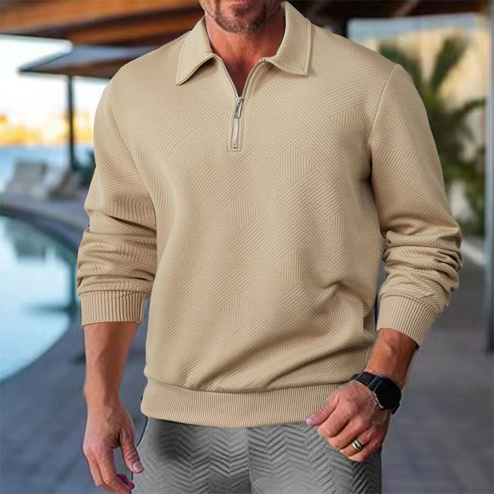 Beige herresweater med lynlås, geometrisk mønster, ved poolside. Stilfuld og moderne design, perfekt til afslappet udendørs brug.