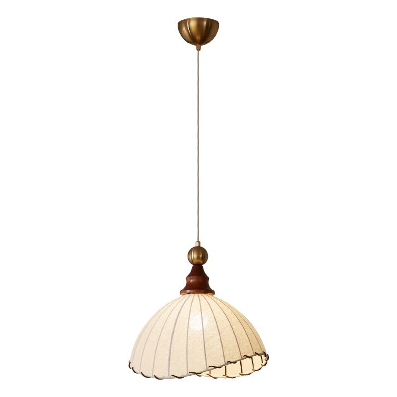 Klassisk pendellampe i hvid med brun detalje, retro design, ideel til stue eller køkken. Vintage belysning, loftlampe, indretning.