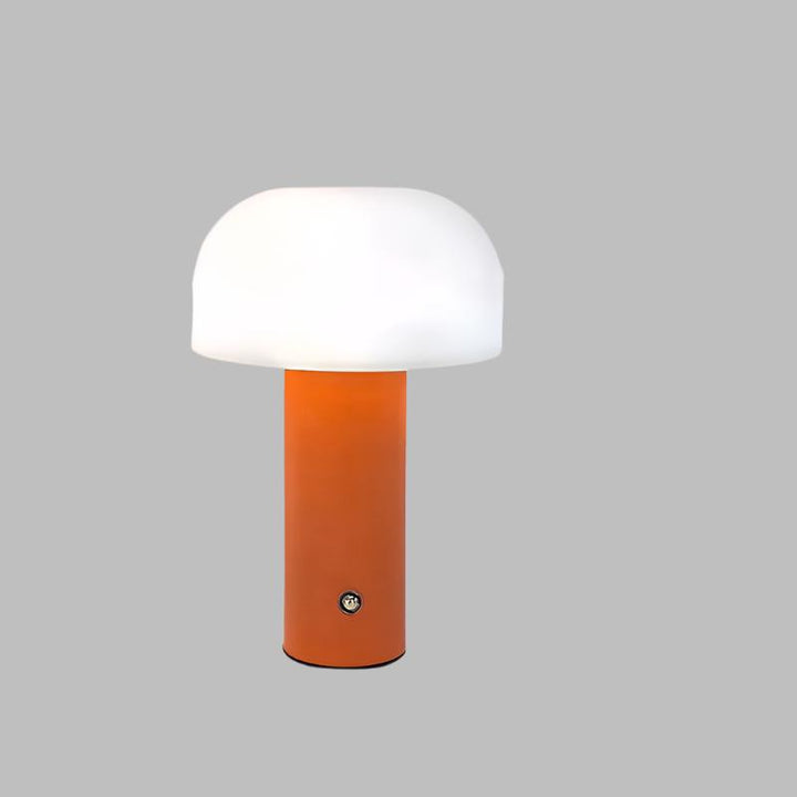 Orange bordlampe med hvid, svampeformet skærm på grå baggrund. Moderne design, minimalistisk stil, indendørs belysning, dekorativ lampe.