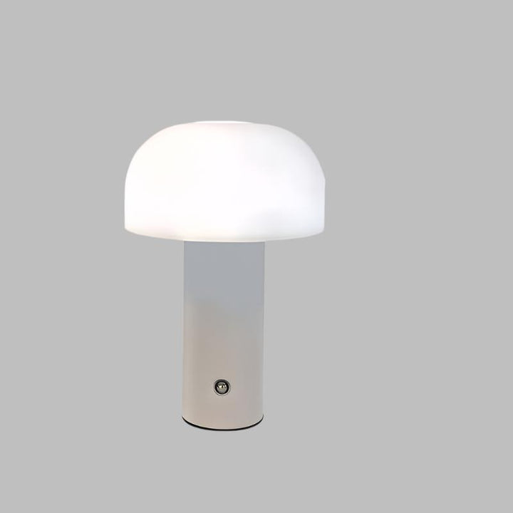 Hvid moderne bordlampe med svampeformet skærm, minimalistisk design, LED-belysning, ideel til stue eller kontorindretning.