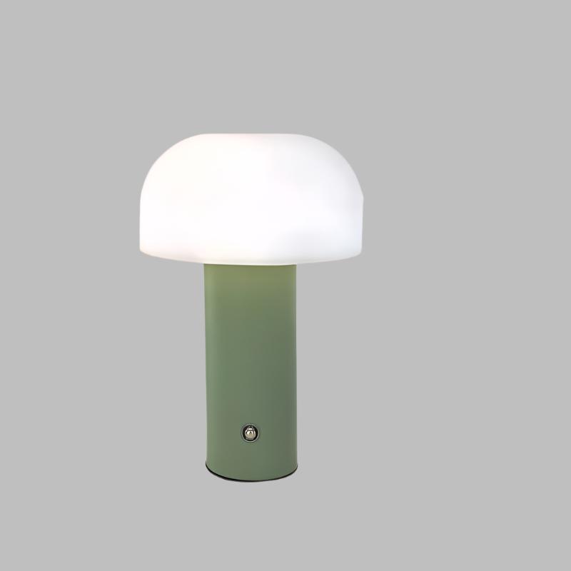 Grøn svampelampe med hvid kuppel på grå baggrund. Moderne bordlampe, minimalistisk design, indendørs belysning, stilfuld boligindretning.