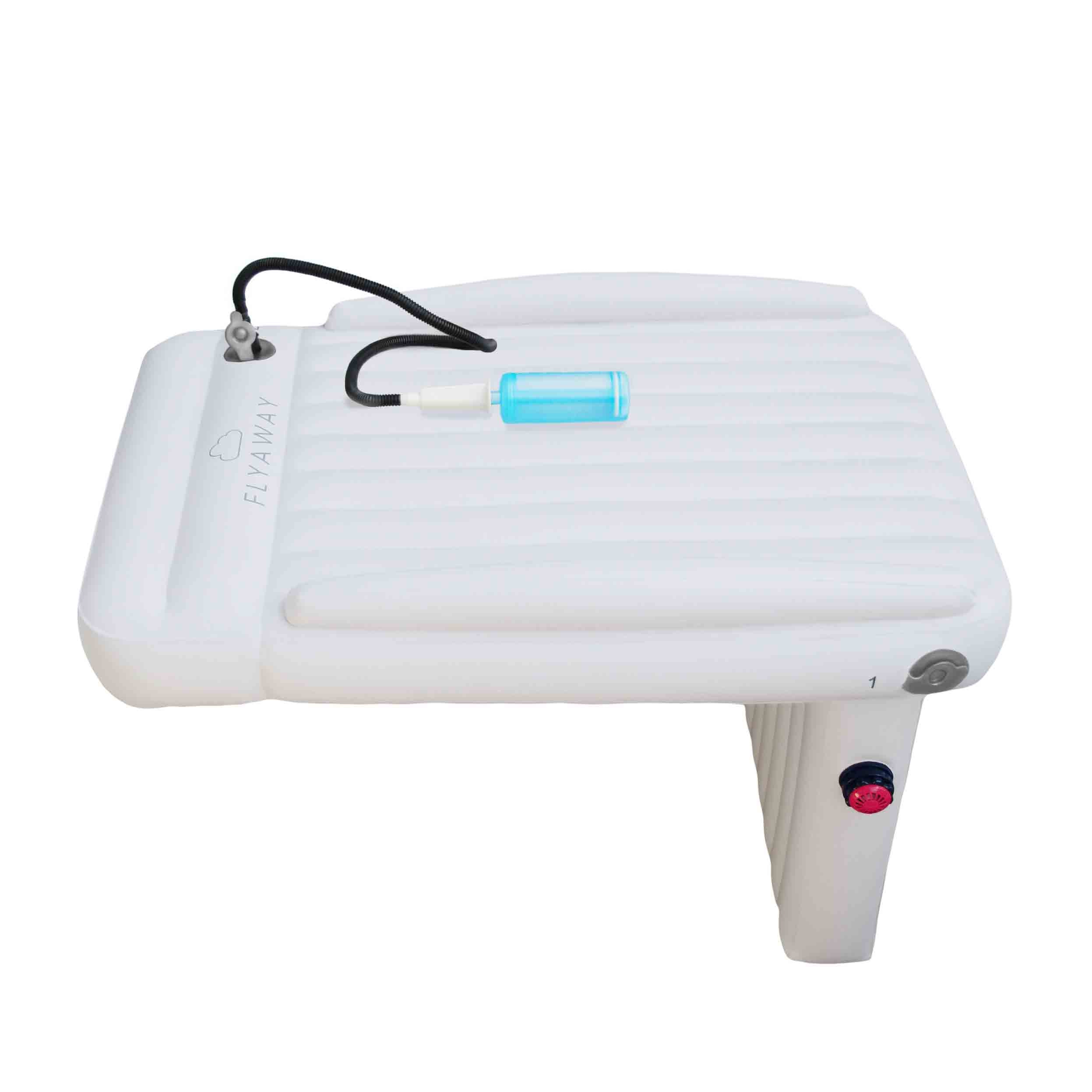 Oppustelig hvid flydende platform med blå pumpe, ideel til pool og strand. Bærbar og letvægtsdesign til sommeraktiviteter og afslapning.