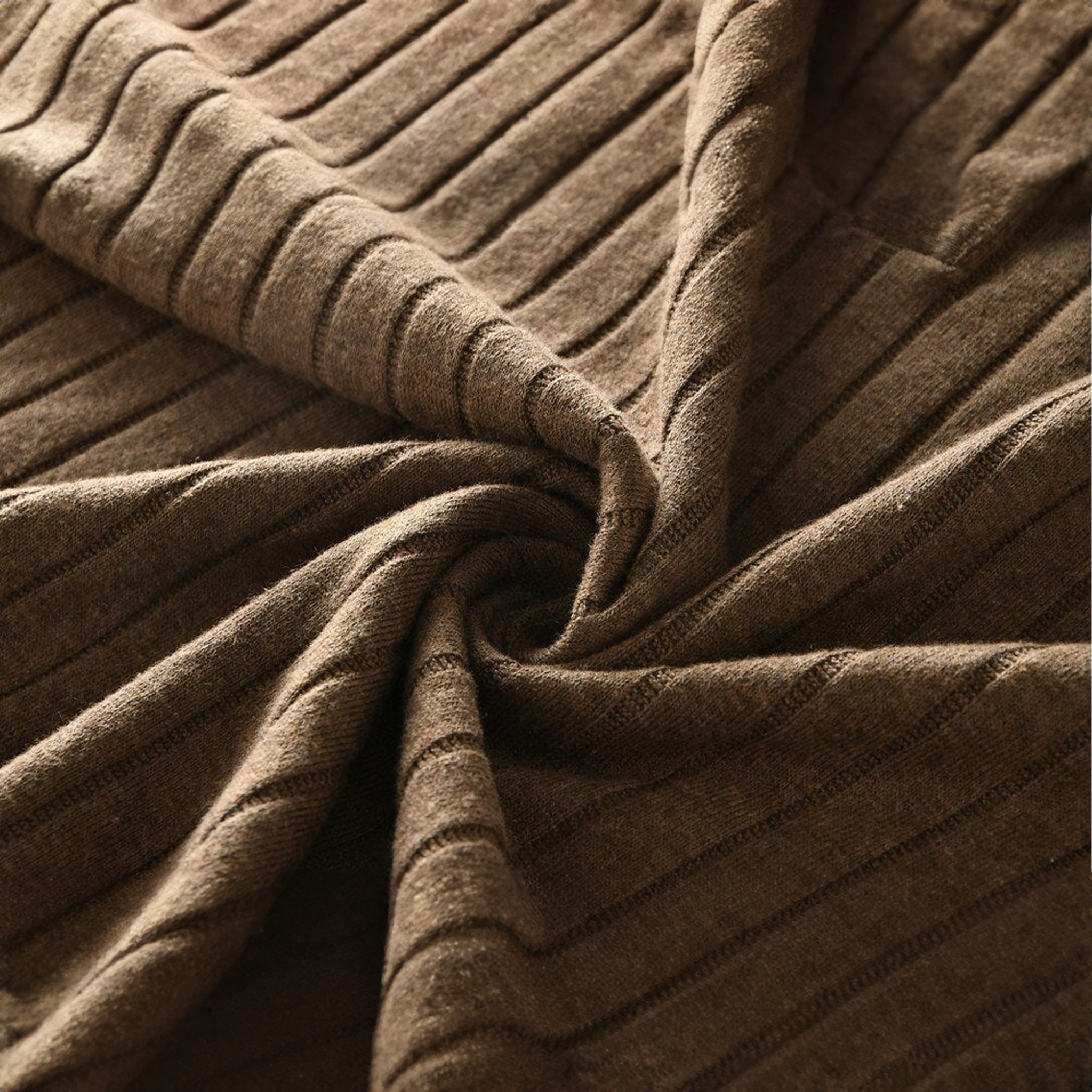 Brun ribstrikket stof i tæt vævning, blødt og elastisk. Perfekt til tøjdesign og håndarbejde. Høj kvalitet tekstilmateriale.