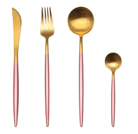 Guld og pink bestiksæt med kniv, gaffel, spiseske og teske. Elegant design, moderne bestik, luksuriøst køkkenudstyr, stilfuld borddækning.