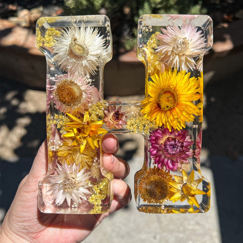 Lâmpada de harpa com flores secas e letra personalizada | Luz noturna LED decorativa