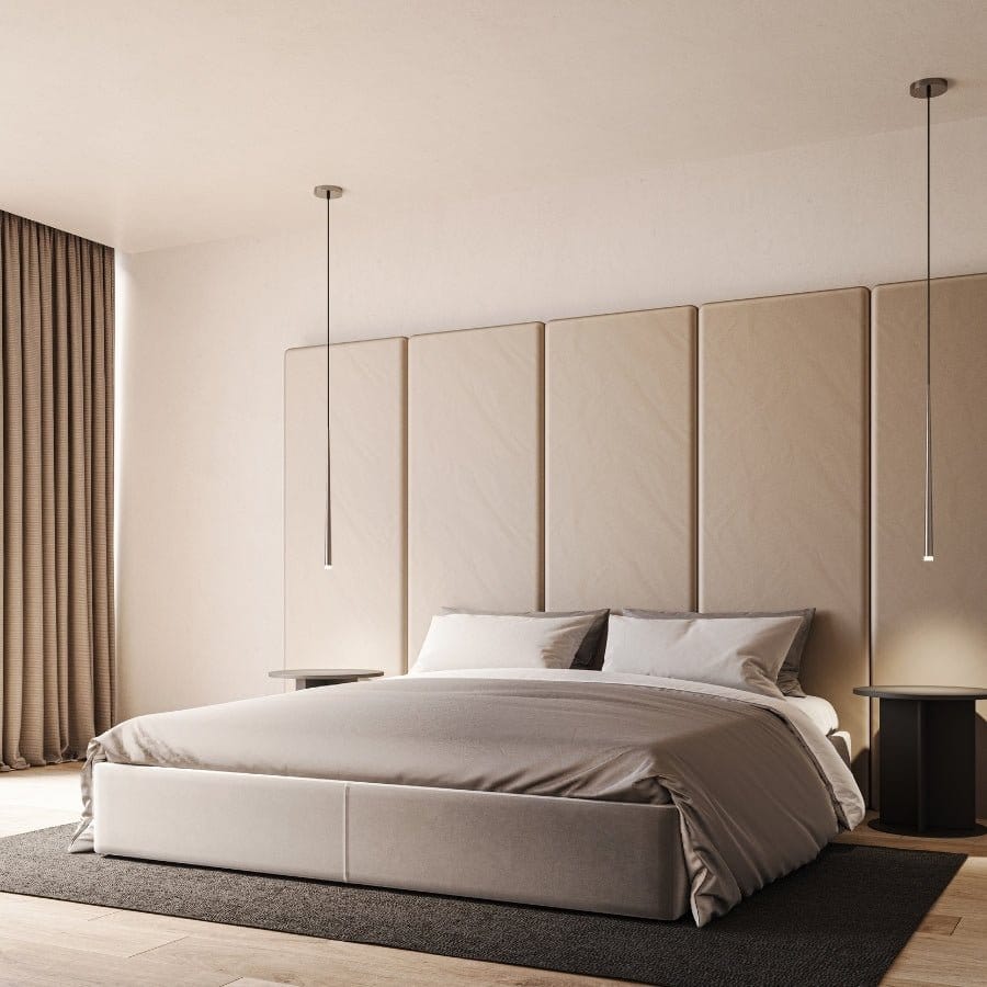 Moderne soveværelse med stor dobbeltseng, beige sengegavl, minimalistiske natborde og hængende lamper. Elegant indretning med neutrale farver.
