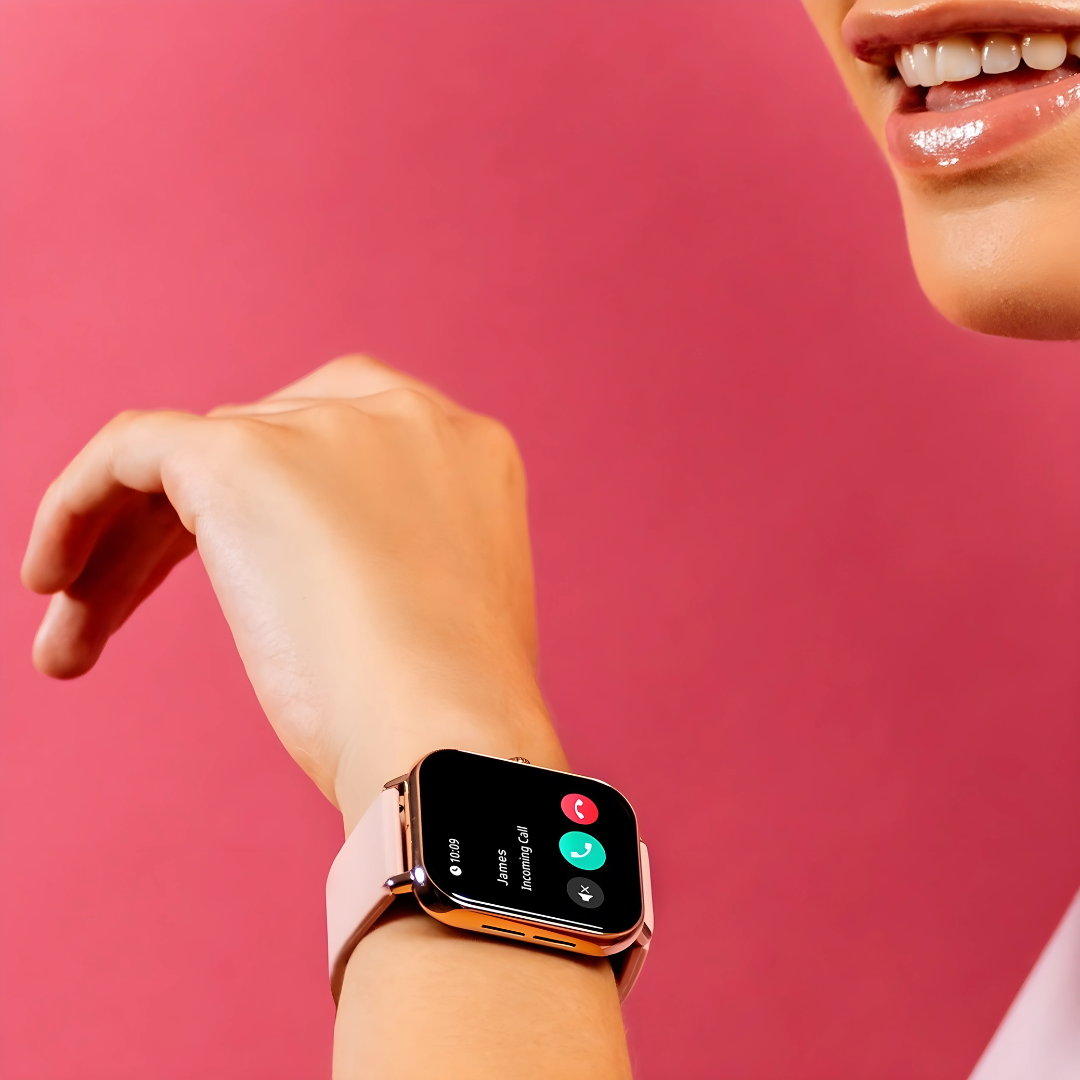 Kvinde med smartur på håndled, modtager opkald, lyserød baggrund. Moderne teknologi, smartwatch, kvindelig mode, digital livsstil.