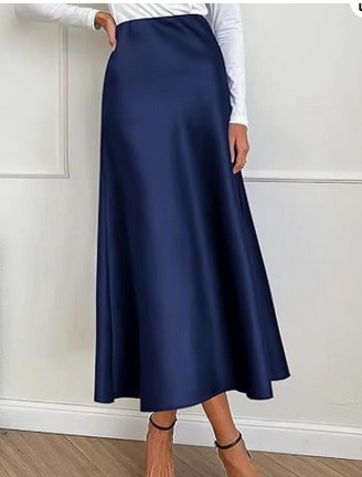 Lang, elegant, mørkeblå nederdel i satin med høj talje, båret af kvinde i hvid bluse. Perfekt til formelle anledninger. Mode, kvindetøj, stil.