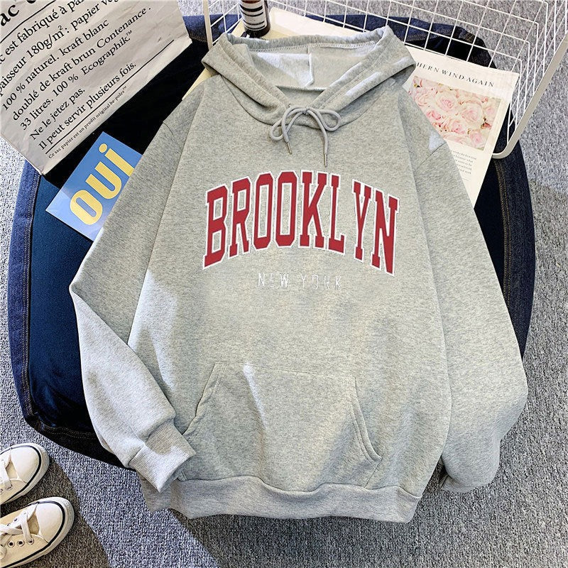 Kvinde hoodie med stilfuldt Brooklyn‑print