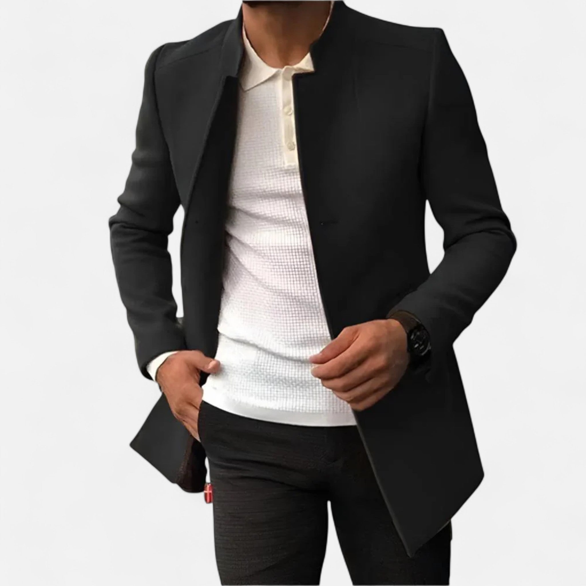 Mand iført sort blazer, hvid trøje og sorte bukser. Stilfuldt herretøj, moderne mode, elegant look. Perfekt til formelle og afslappede lejligheder.