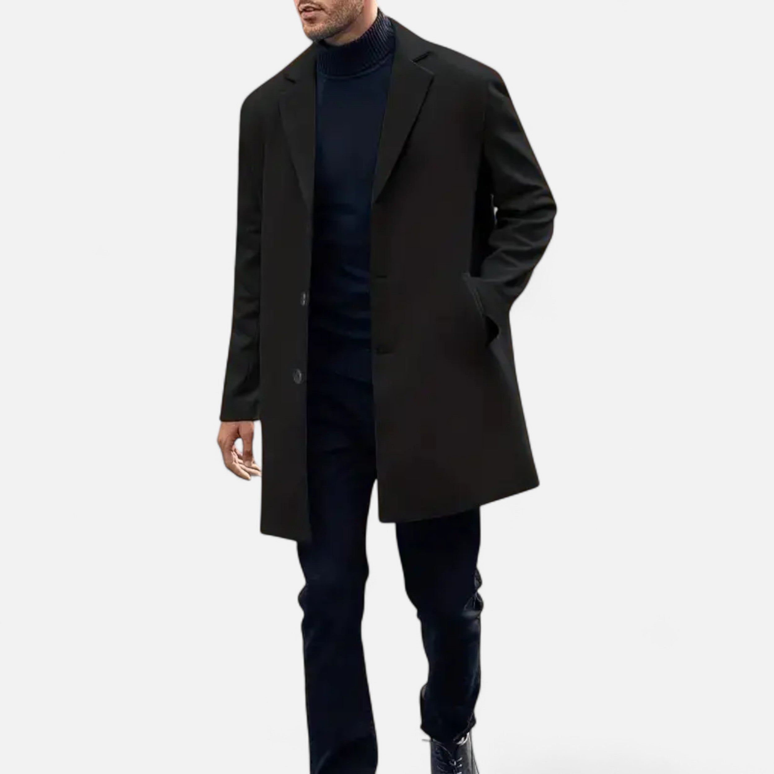 Sort herrefrakke i uld, klassisk design med to knapper, bæres over sort turtleneck og bukser. Elegant vintermode til mænd.