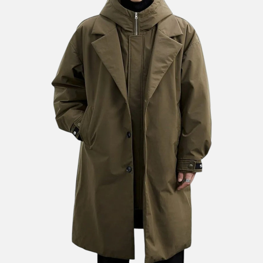 Brun herrefrakke med hætte, knaplukning og sidelommer. Stilfuld og varm vinterjakke til mænd. Perfekt til koldt vejr og moderne mode.