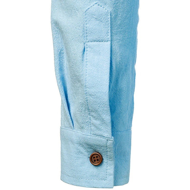 Lyseblå skjorteærme med manchet og brun knap, herremode, stilfuldt design, bomuldsmateriale, afslappet og formel beklædning.