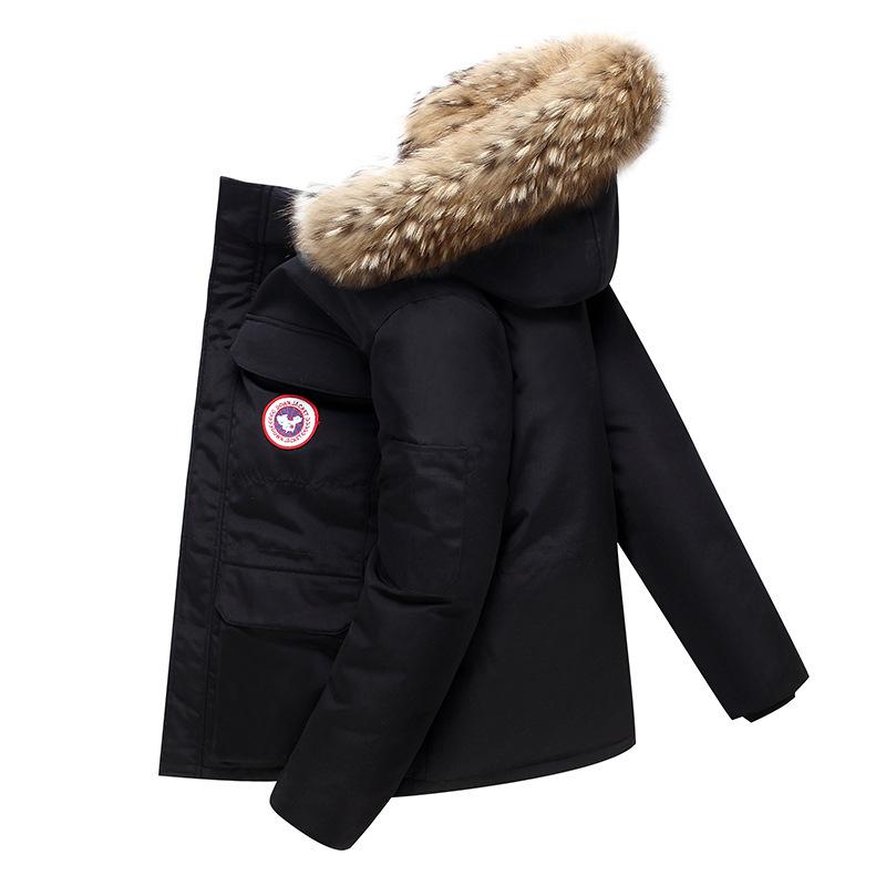 Sort vinterjakke med pelsforet hætte, Canada Goose logo, varm og stilfuld, ideel til koldt vejr. Perfekt til vintermode og udendørs aktiviteter.