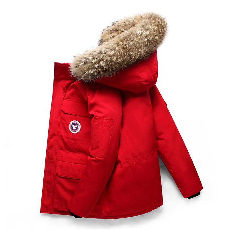 Rød vinterjakke med pelsforet hætte, Canada Goose logo, varm og stilfuld, ideel til koldt vejr. Populær vintermode, høj kvalitet.