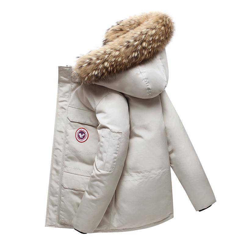 Hvid vinterjakke med pelsforet hætte, Canada Goose logo, varm og stilfuld, ideel til koldt vejr. Populær vintermode, høj kvalitet.