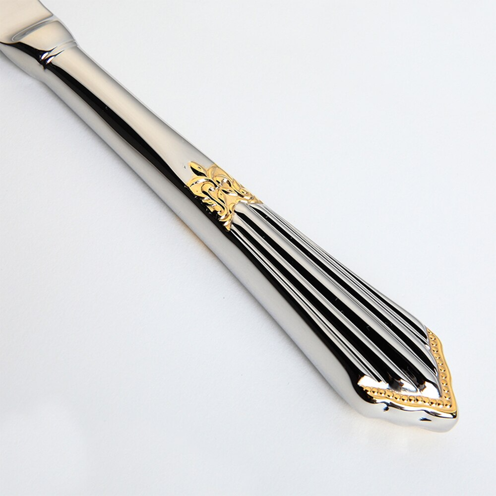 Sølvkniv med gulddetaljer og elegant mønster på håndtaget, perfekt til luksuriøse middage. Høj kvalitet bestik, stilfuldt design.