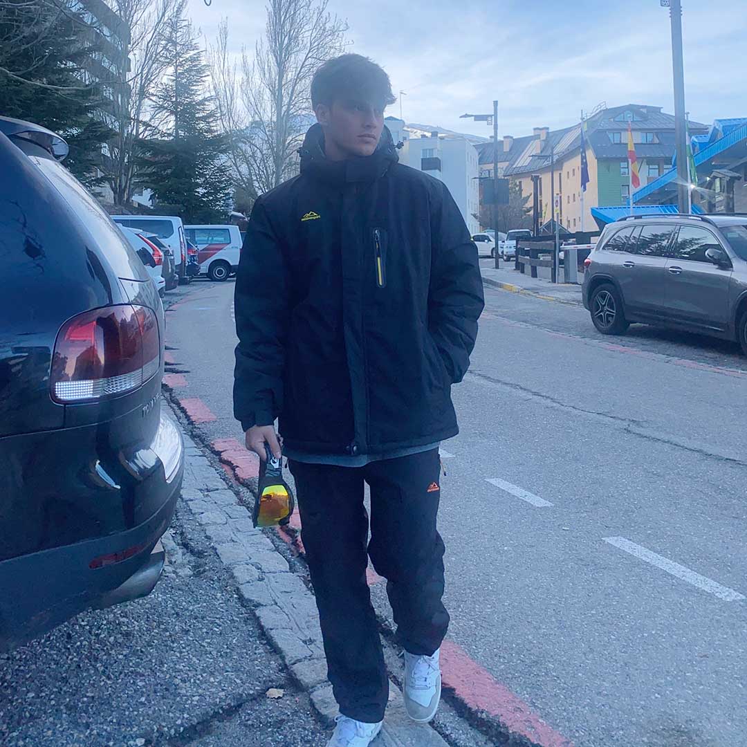 Water-resistant men's ski pants with fleece lining and reinforced knees for winter sports