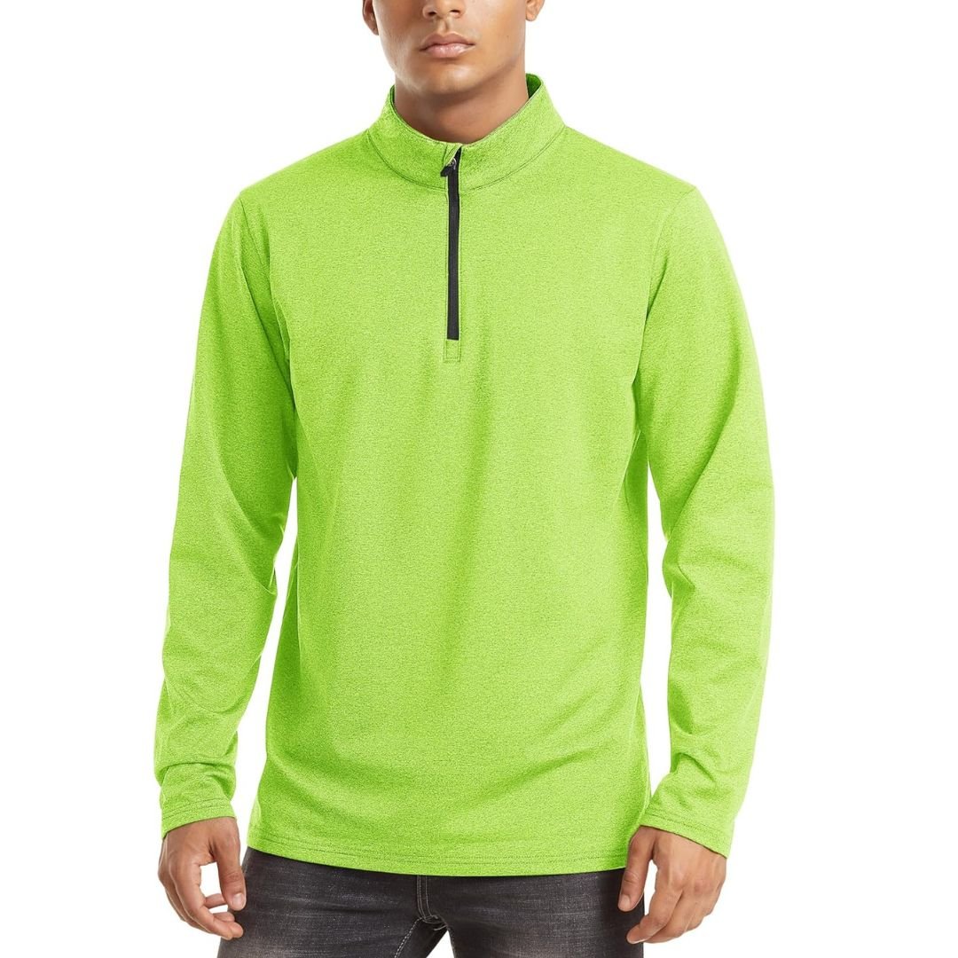 Mand iført neongrøn trøje med lynlås, lange ærmer, ståkrave, casual stil, perfekt til sport og fritid. Moderne herremode, komfortabelt design.