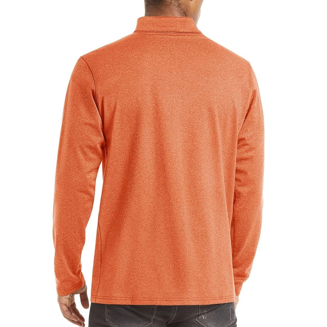 Mand iført orange langærmet trøje set bagfra, casual stil, perfekt til efterårsmode. Komfortabelt og stilfuldt design til hverdagsbrug.