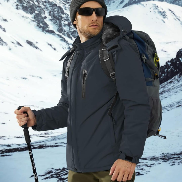 Vindtæt vinterjakke til mænd med varmt fleecefoer og aftagelig hætte til udendørsbrug