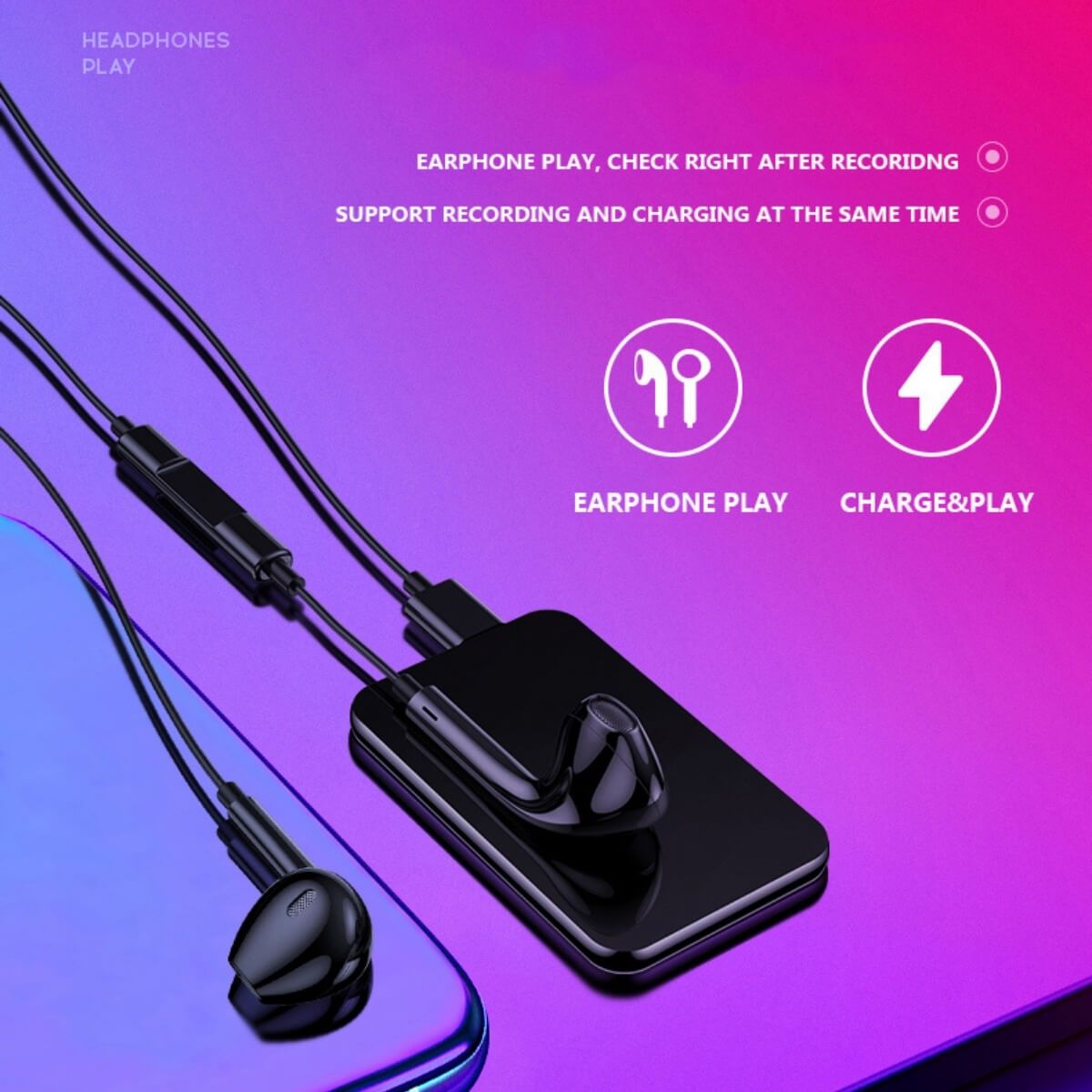 Sort headset på farverig baggrund, tilsluttet en smartphone. Tekst fremhæver funktioner som optagelse og opladning. Moderne teknologi, lydtilbehør.