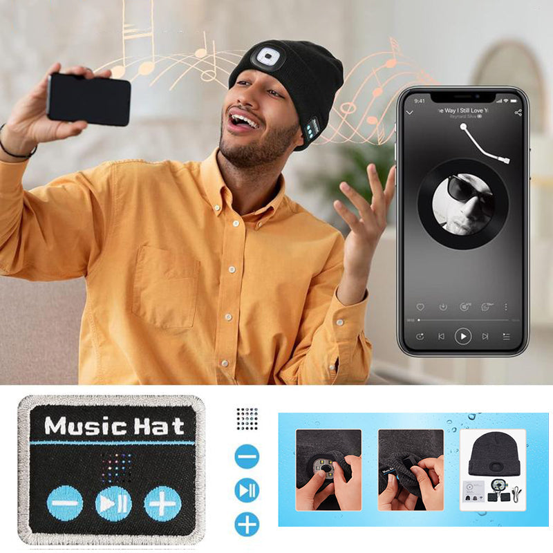Mand iført sort musik-hue med indbyggede hovedtelefoner, tager selfie. Smartphone viser musikafspiller. Innovativt tilbehør til musikelskere.