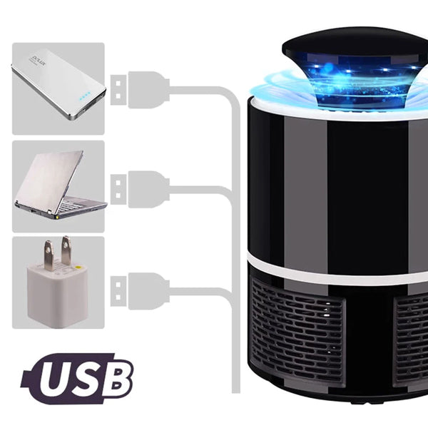 USB-drevet myggefanger med LED-lys, tilsluttet powerbank, laptop og adapter. Effektiv insektdræber til indendørs brug. Støjsvag og bærbar.