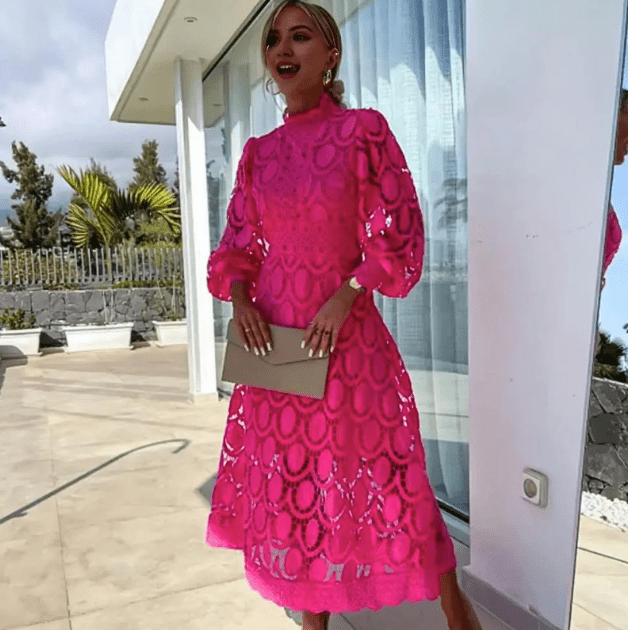 Mia Elegant vaaleanpunainen mekko midi-leikkauksella, korkealla kauluksella ja puffihihoilla