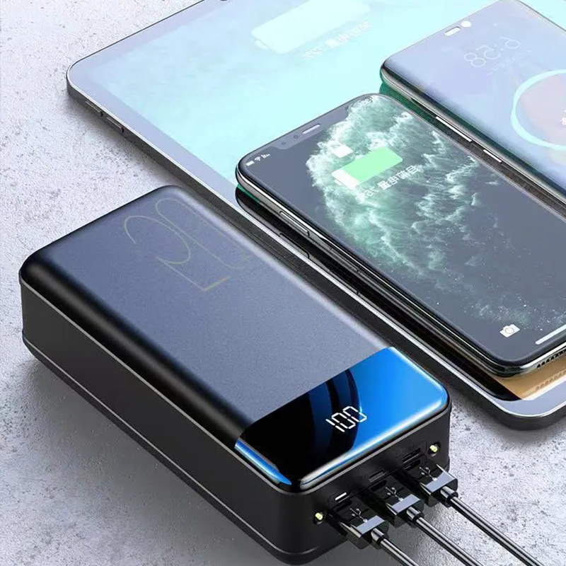 Sort bærbar powerbank oplader tre smartphones, hurtig opladning, USB-porte, moderne design, effektiv energiløsning til mobiltelefoner.