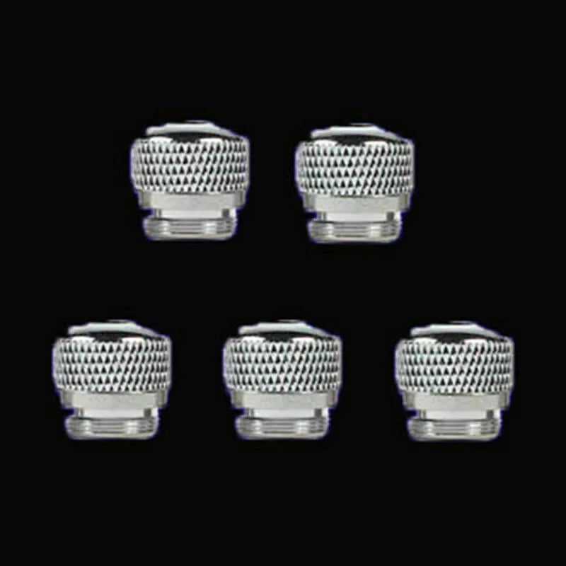 Fem sølvfarvede, gevindbeslag fittings til vandkøling på sort baggrund. Ideel til PC-vandkølingssystemer. Høj kvalitet, holdbar konstruktion.
