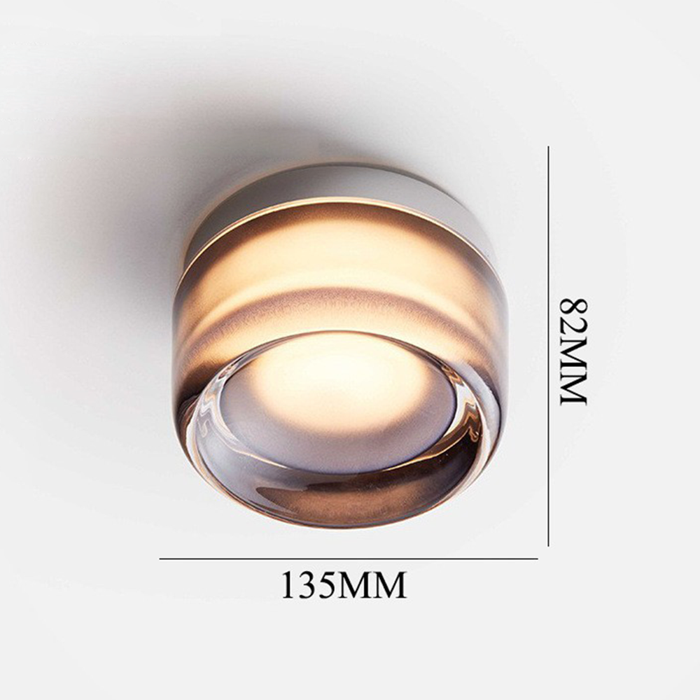 Moderne rund loftslampe i glas, 135mm bred og 82mm høj, med varm belysning. Ideel til stue eller soveværelse. Elegant og stilfuldt design.