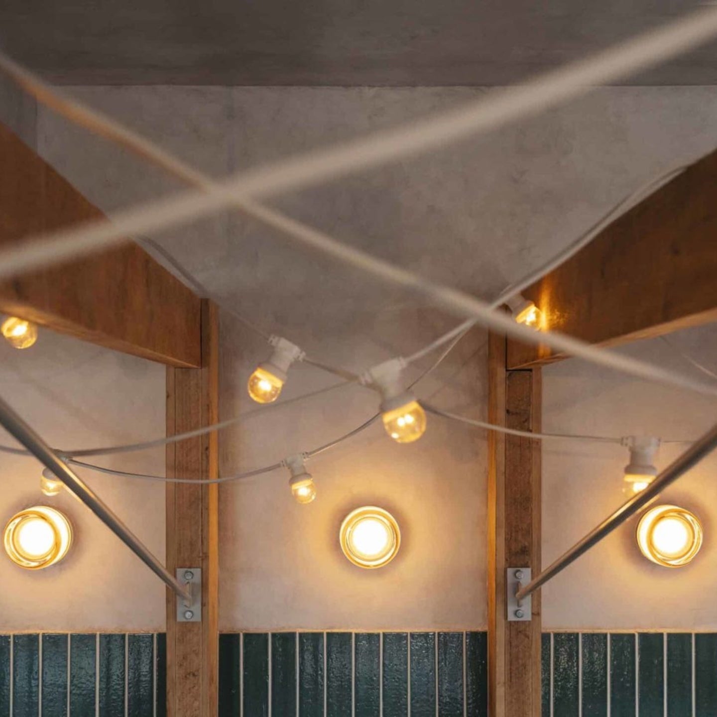 Loftlamper med glødepærer og træpaneler i moderne interiørdesign. Stilfuld belysning, industriel æstetik, varme toner.