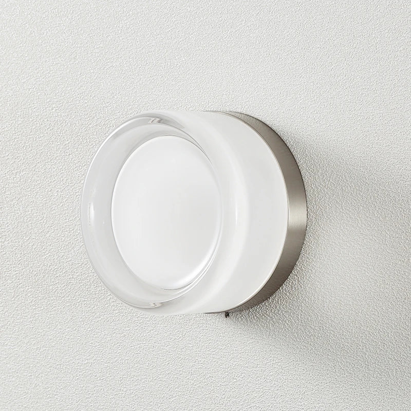 Moderne rund væglampe i hvidt glas og metal, minimalistisk design, energibesparende belysning, ideel til stue eller soveværelse.