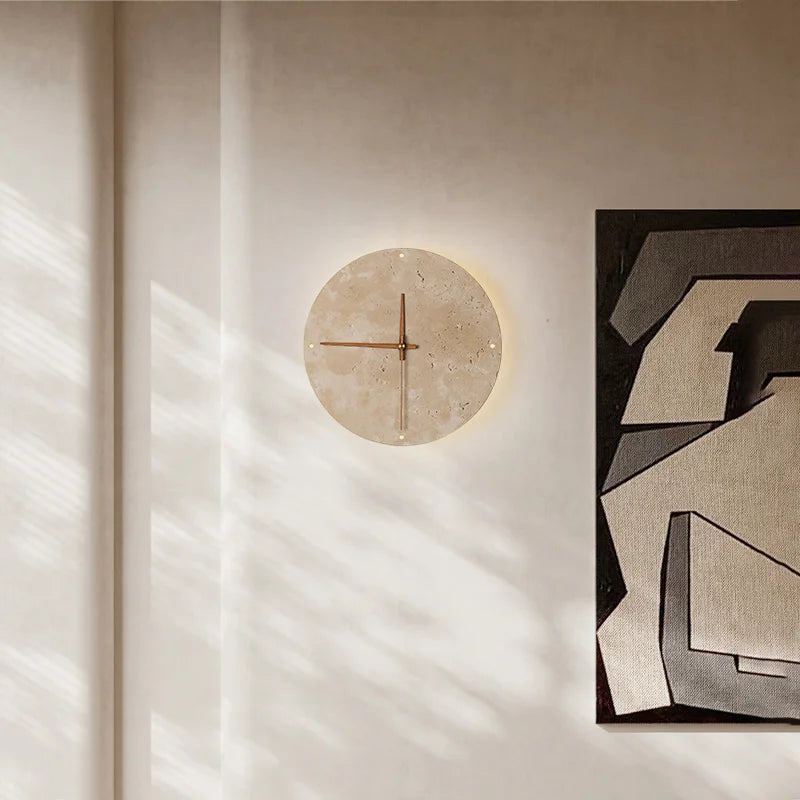 Vægur i minimalistisk design med lys baggrund, hænger ved siden af moderne kunstmaleri. Stilfuld indretning, skandinavisk æstetik, tidløs elegance.