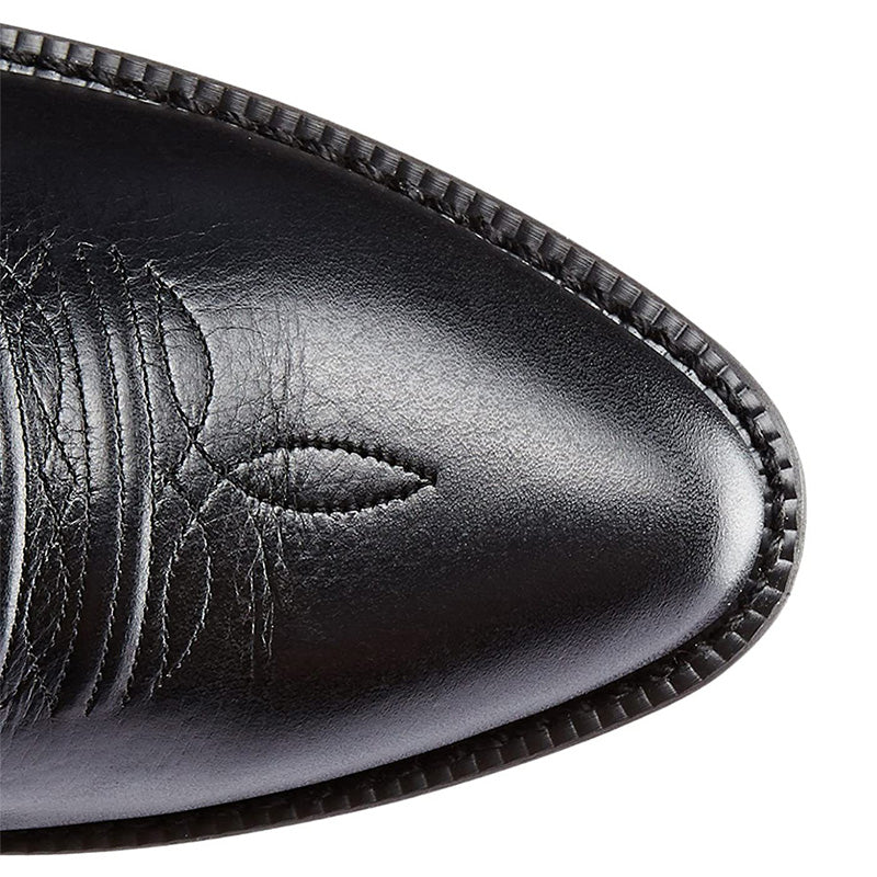 Sort læder cowboystøvle med broderi, spids tå og detaljeret syning. Høj kvalitet, westernstil fodtøj til mænd og kvinder.