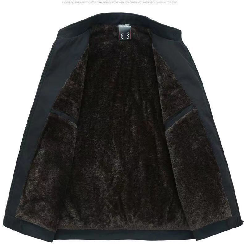 Sort jakke med brun pelsforing, åben visning. Elegant vinterjakke, varm og stilfuld. Perfekt til koldt vejr. Høj kvalitet, moderne design.