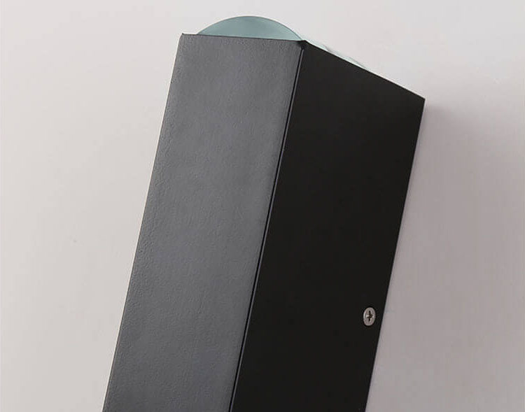 Sort vægmonteret postkasse i metal med minimalistisk design og buet top. Ideel til moderne hjem. Robust og stilfuld postkasse til udendørs brug.