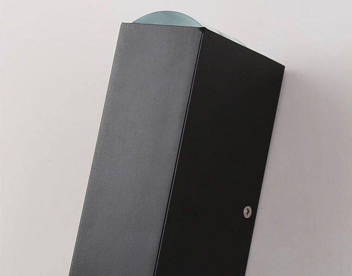 Sort vægmonteret postkasse i metal med minimalistisk design og buet top. Ideel til moderne hjem. Robust og stilfuld postkasse til udendørs brug.