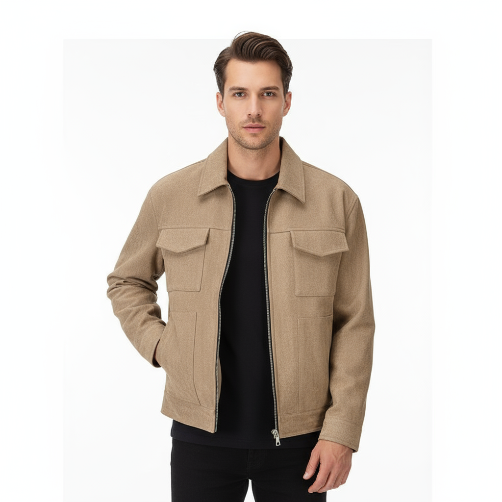 Brun herrejakke med lynlås og lommer, bæres af mand i sort t-shirt og bukser. Moderne herremode, stilfuld jakke til efterår og vinter.